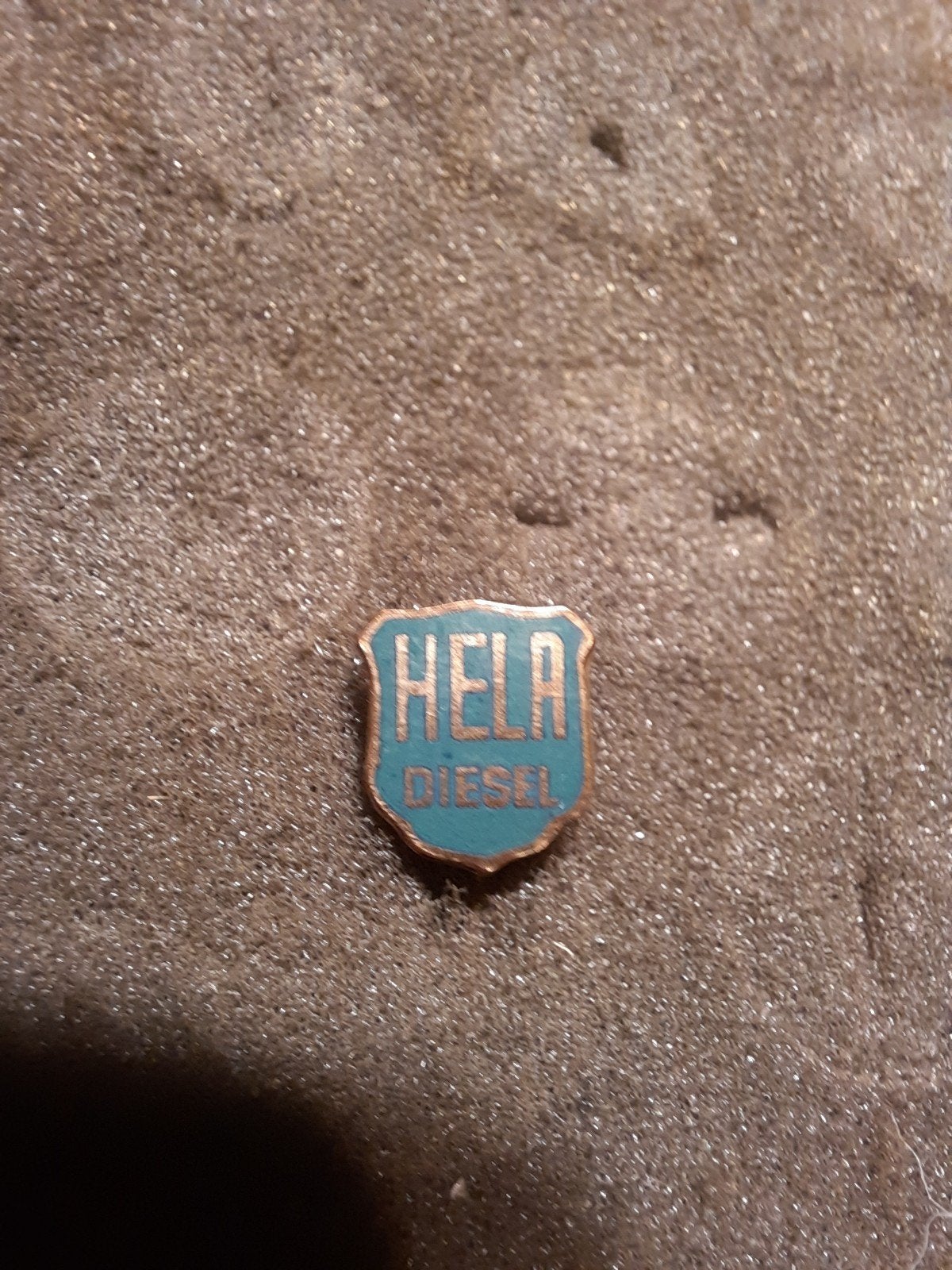 hela tractor. emaille, Ophalen of Verzenden, Zo goed als nieuw, Transport, Speldje of Pin