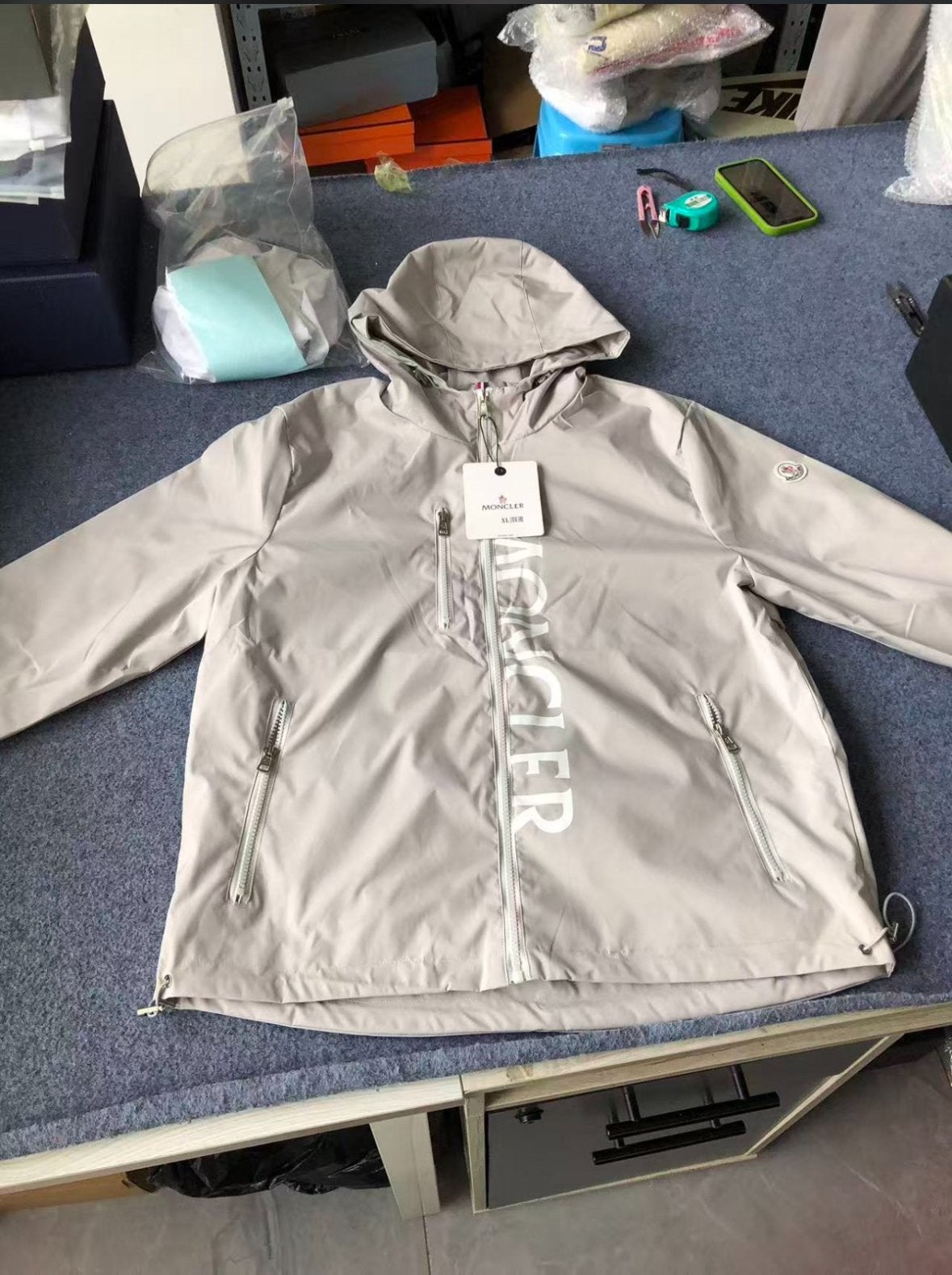Moncler Windjack met capuchon - Lichtgrijs, Ophalen, Nieuw, Maat 48/50 (M), Grijs