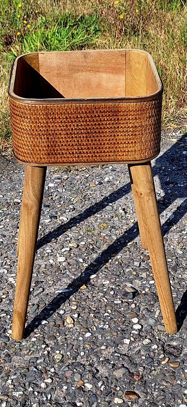Nieuw! hippe en stijlvolle plantenbak met rotan op poten., Ophalen, Binnen, ., Minder dan 60 cm