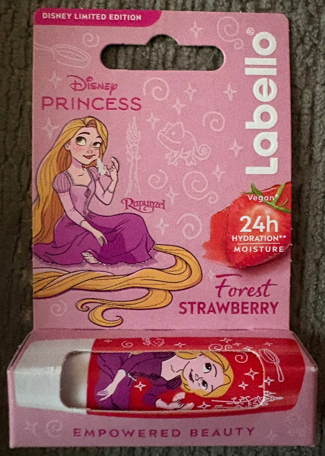 Nieuw - Labello Rapunzel; smaak forest Strawberry, Ophalen of Verzenden, Nieuw, Lippen, Verzorging
