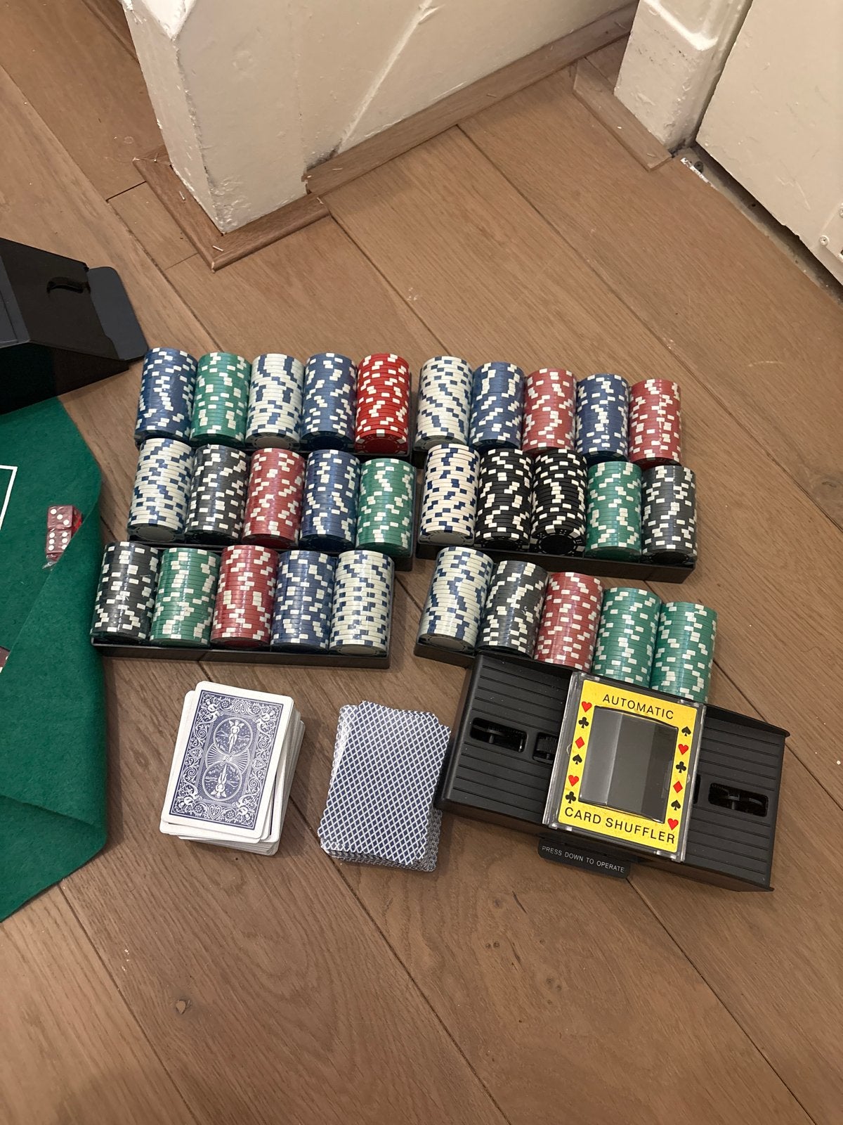 Blackjack/Poker Set met Fiches, Kaarten en Shuffler, Vijf spelers of meer, Ophalen, Zo goed als nieuw