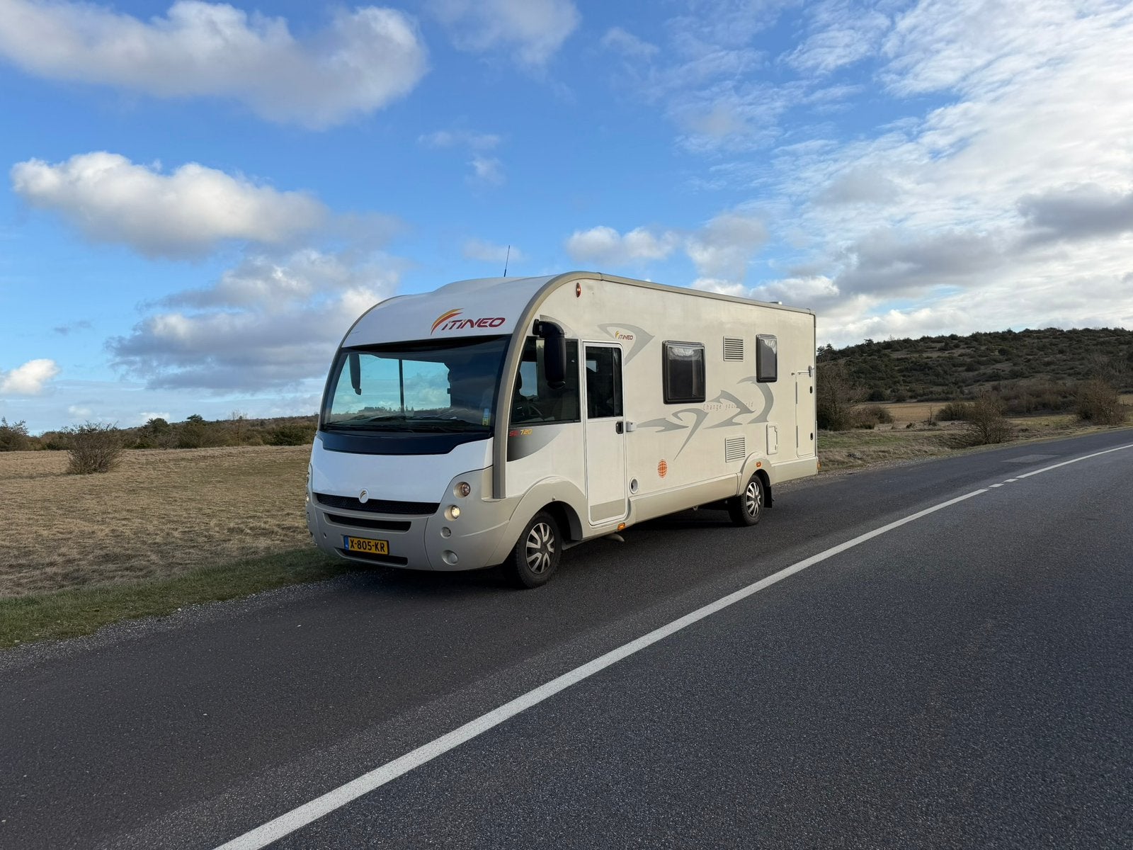 Camper Iteneo SB720, 6 persoons, 6 zitplaatsen, rondzit, Ringverwarming, Luifel, Particulier, Gaslek-detector
