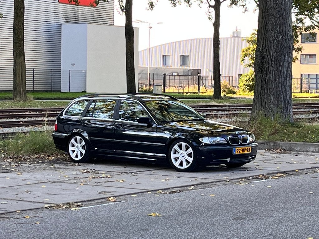 BMW 3-Serie 3.0 I 330 Touring AUT 2001 Zwart, Auto's, BMW, Beige, Zwart, Stationwagon, Handgeschakeld