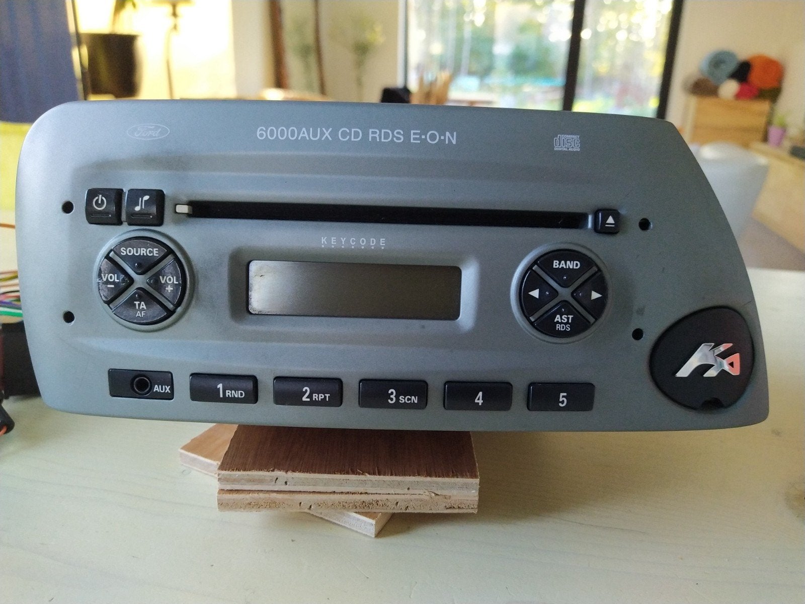 Originele Ford Ka autoradio met CD-speler. NU slechts €55, Auto diversen, Ophalen, Gebruikt