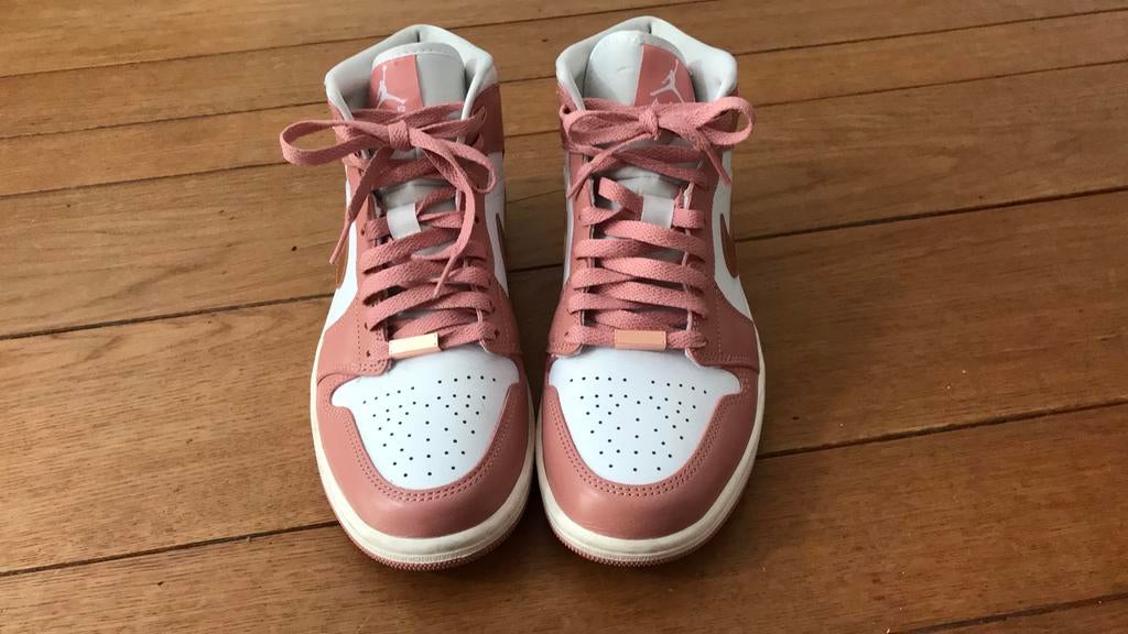 Nike Air Jordan 1 Mid SE Red Stardust schoenen maat 40 women, Ophalen of Verzenden, Zo goed als nieuw, Rood, Sneakers of Gympen