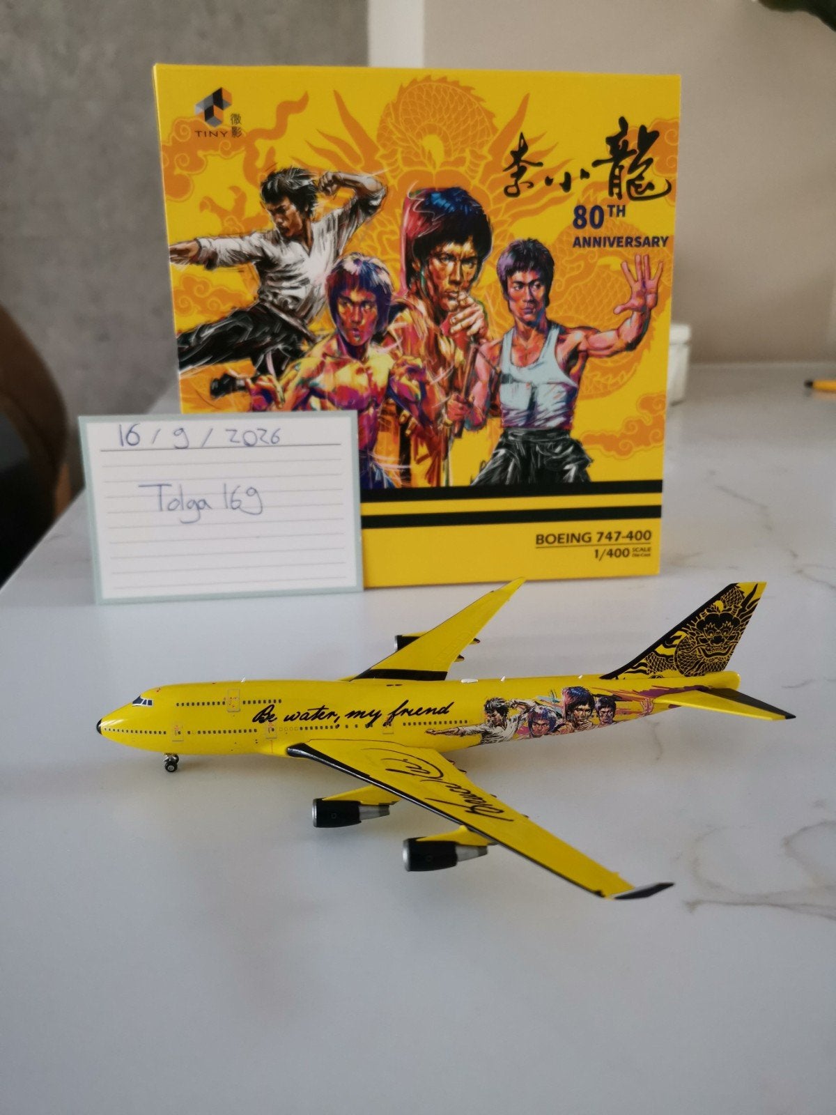 Bruce Lee B747-400 JC Wings 1:400 ATC40009 Reg. N779XW, Overige merken, 1:200 of kleiner, Nieuw, Ophalen of Verzenden