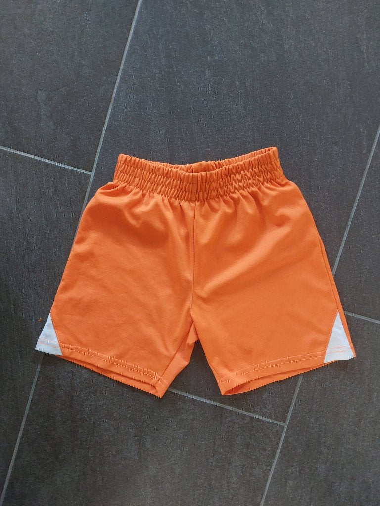 Oranje sportbroek maat 134/140, Kinderen en Baby's, Ophalen of Verzenden, Gebruikt, Jongen of Meisje, Sport- of Zwemkleding