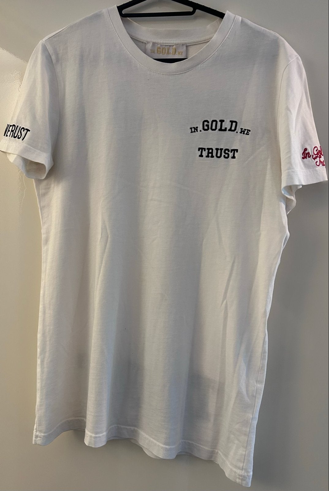 In Gold We Trust T-shirt wit, Verzenden, Zo goed als nieuw, Maat 46 (S) of kleiner, Wit