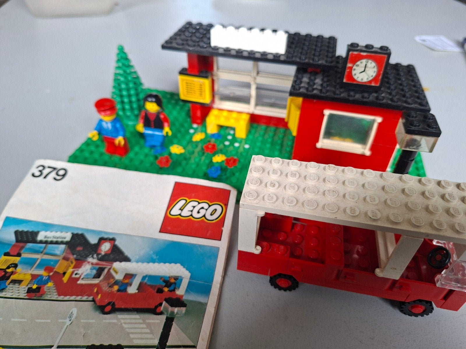Lego Busstation 379 met bus en minifiguren, Kinderen en Baby's, Compleet, Lego, Ophalen of Verzenden, Complete set