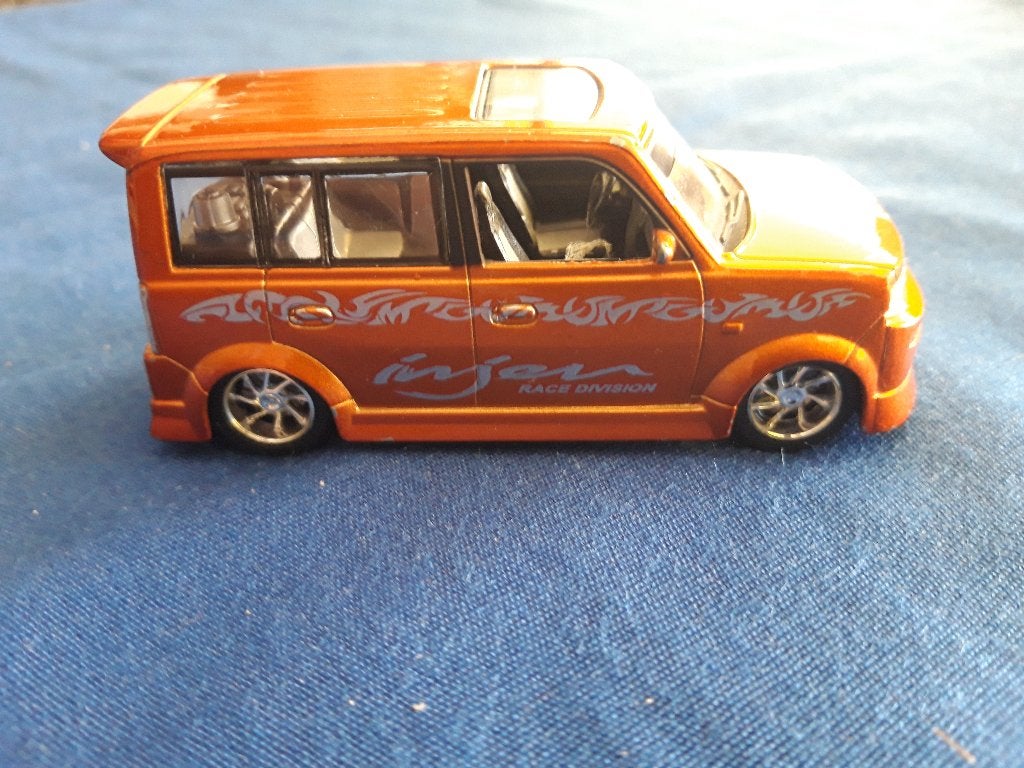 Toyota bB goud metallic 1:43 Bling Bling editie, Ophalen of Verzenden, Zo goed als nieuw, Auto, Overige merken