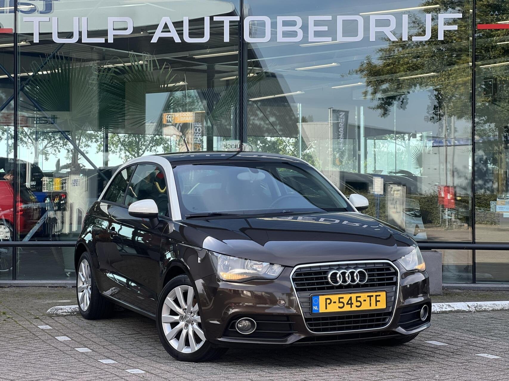 Audi A1 1.2 TFSI Attraction Airco Cruise Sport en Stoelverwa, Voorwielaandrijving, Euro 5, 86 pk, Zwart