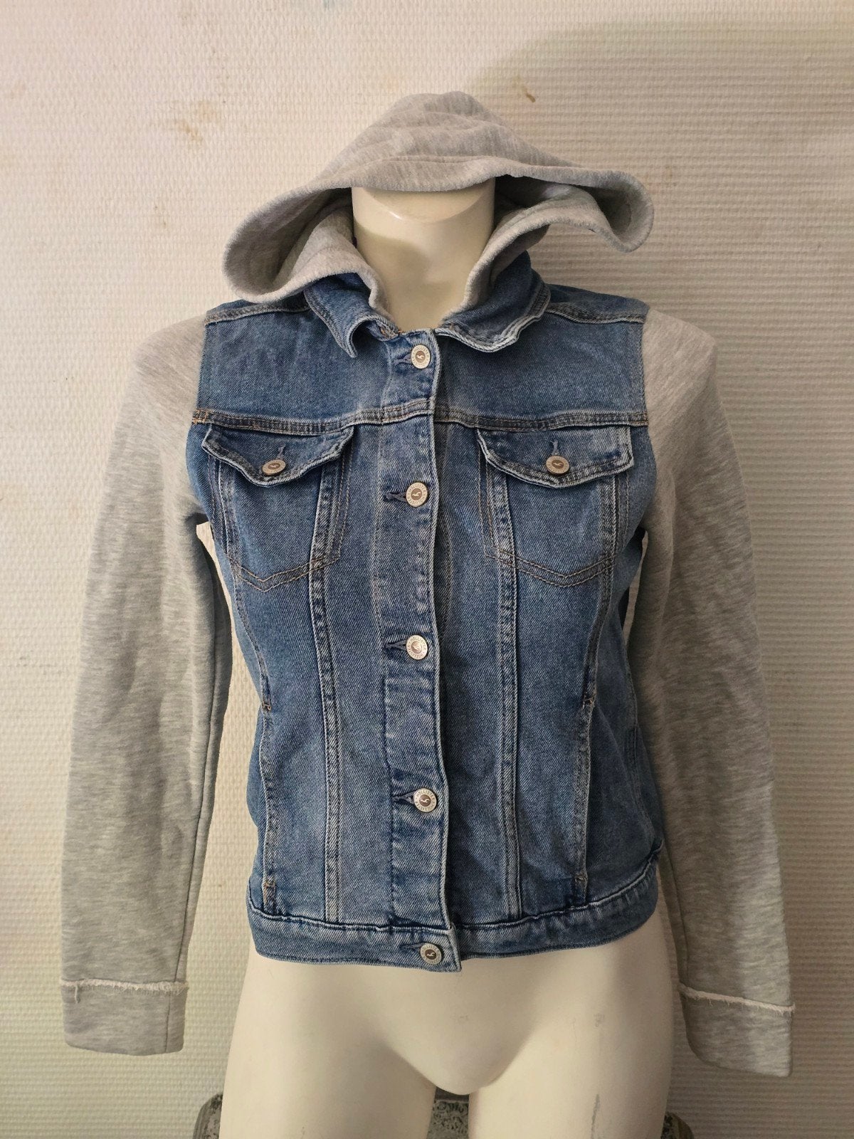 Hollister spijkerjasje met capuchon - Maat S, Ophalen of Verzenden, Maat 36 (S), Grijs, Gedragen