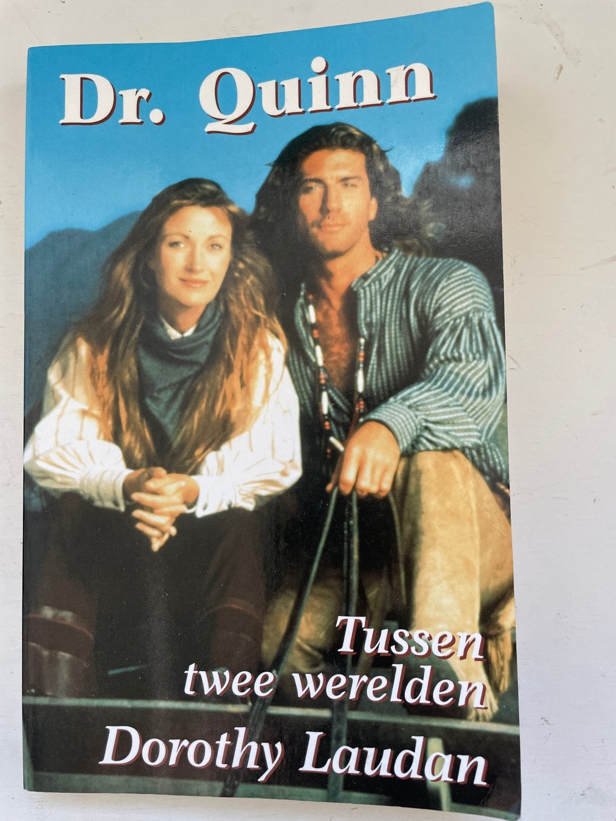 Dr. Quinn: Tussen Twee Werelden - Dorothy Laudan, Boeken, Ophalen of Verzenden, Gelezen, Wereld overig