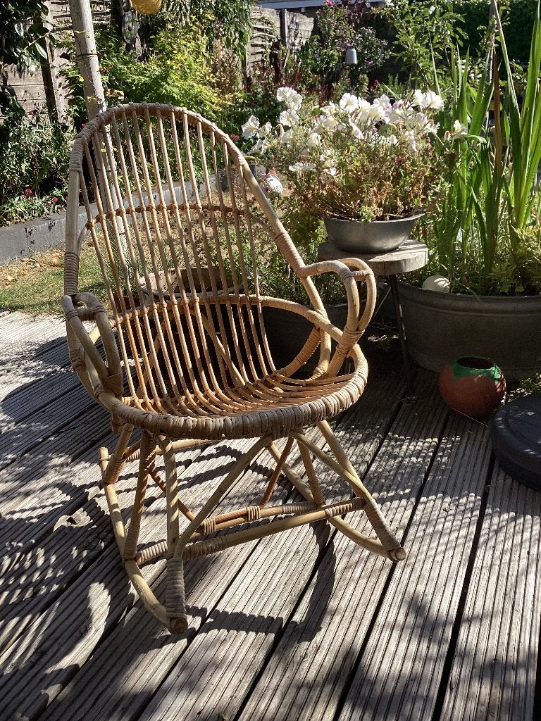 Vintage rotan schommelstoel, Huis en Inrichting, Stoelen, Ophalen, Bruin, Vintage, Riet of Rotan