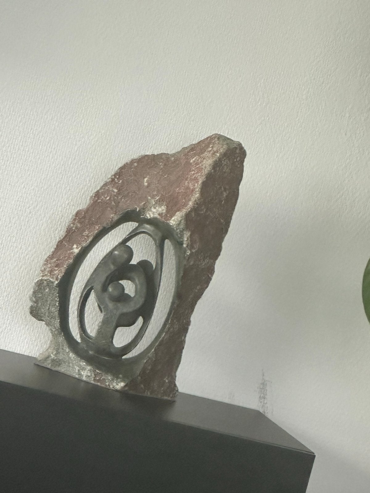 Abstracte sculptuur van steen  - Familie, Groep mensen, Ophalen of Verzenden, 20 - 50 cm, Beeld