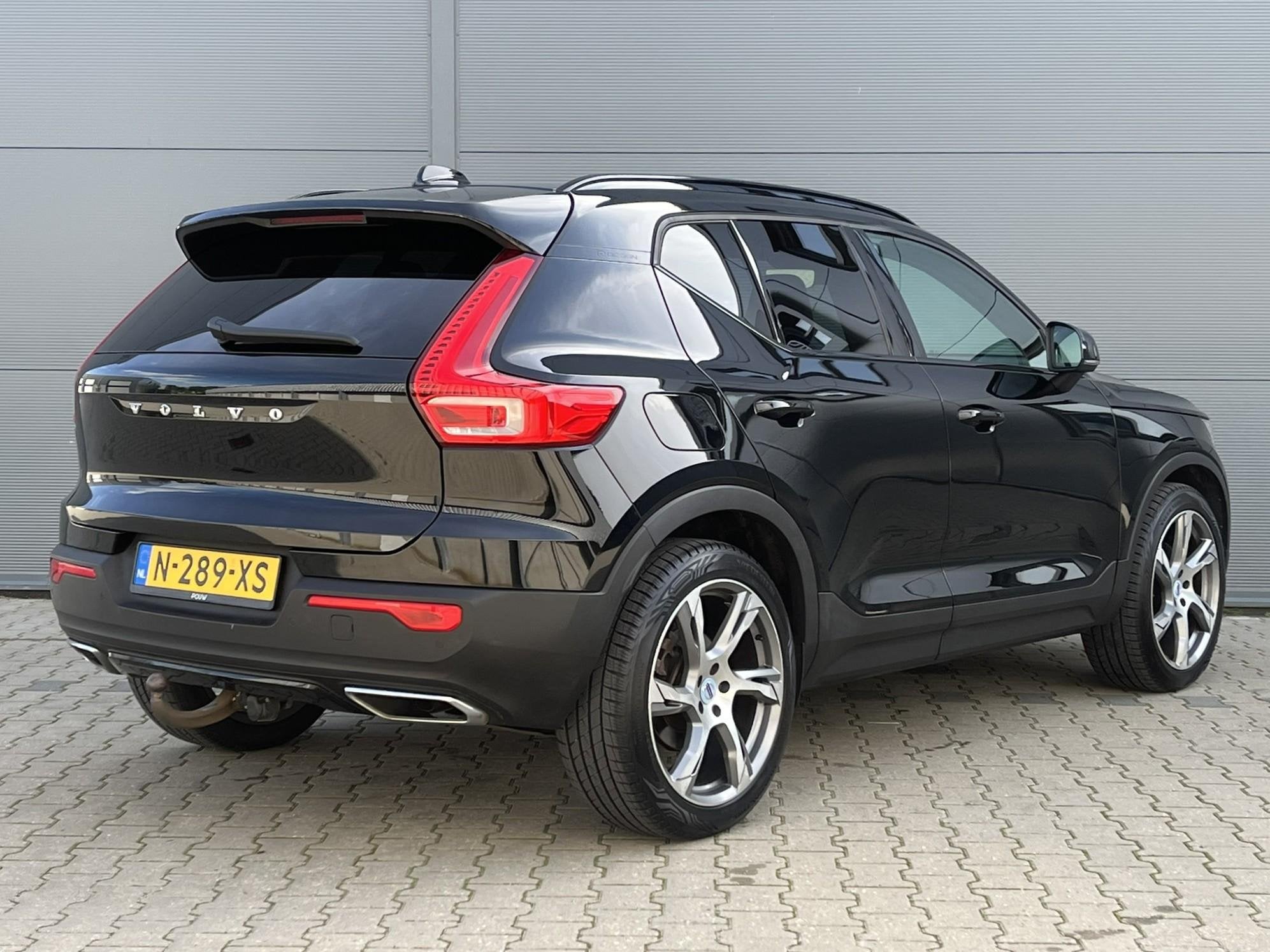 Volvo XC40 2.0 T4 190pk AUT R-Design | Harman Kardon | Navig, Auto's, 12 maanden, 15 km/l, Euro 6, Zwart