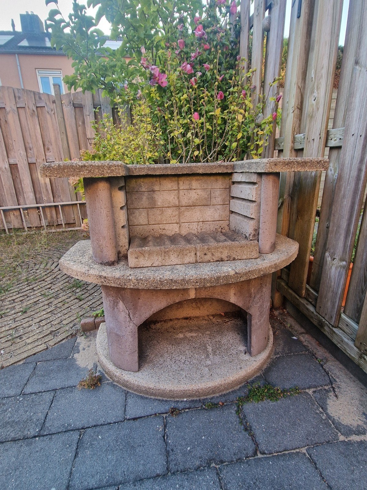 Betonnen Barbecue met metalen bak en rooster, Ophalen, Gebruikt, Met accessoires