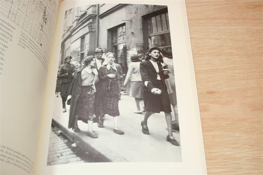Het Getto van Warschau — Foto's van Heinrich Jöst, Ophalen of Verzenden, Tweede Wereldoorlog, Gelezen, Overige onderwerpen