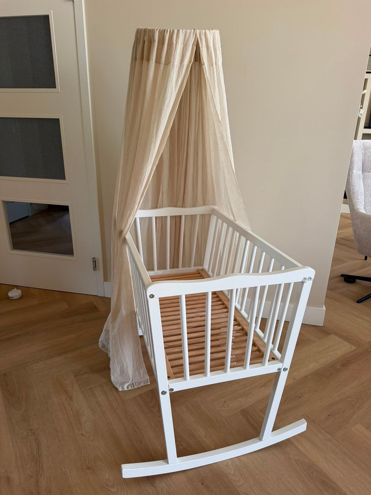 Witte houten wieg met schommelfunctie en hemeltje - Jollein, Kinderen en Baby's, Babywiegjes en Ledikanten, Ophalen, Zo goed als nieuw