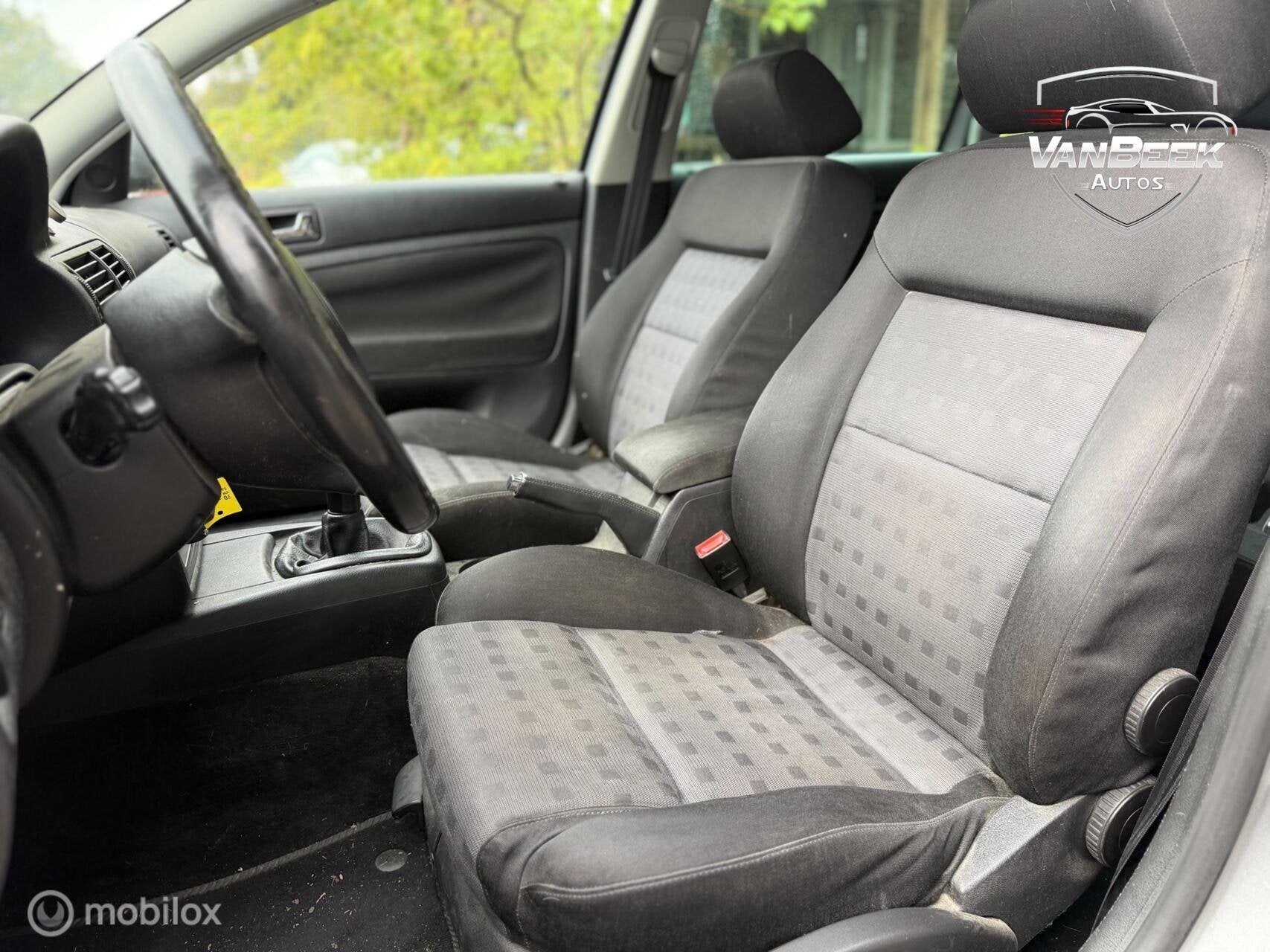 Volkswagen Passat Variant 2.3 V5 Comfortline, Auto's, Voorwielaandrijving, Gebruikt, 700 kg, Origineel Nederlands