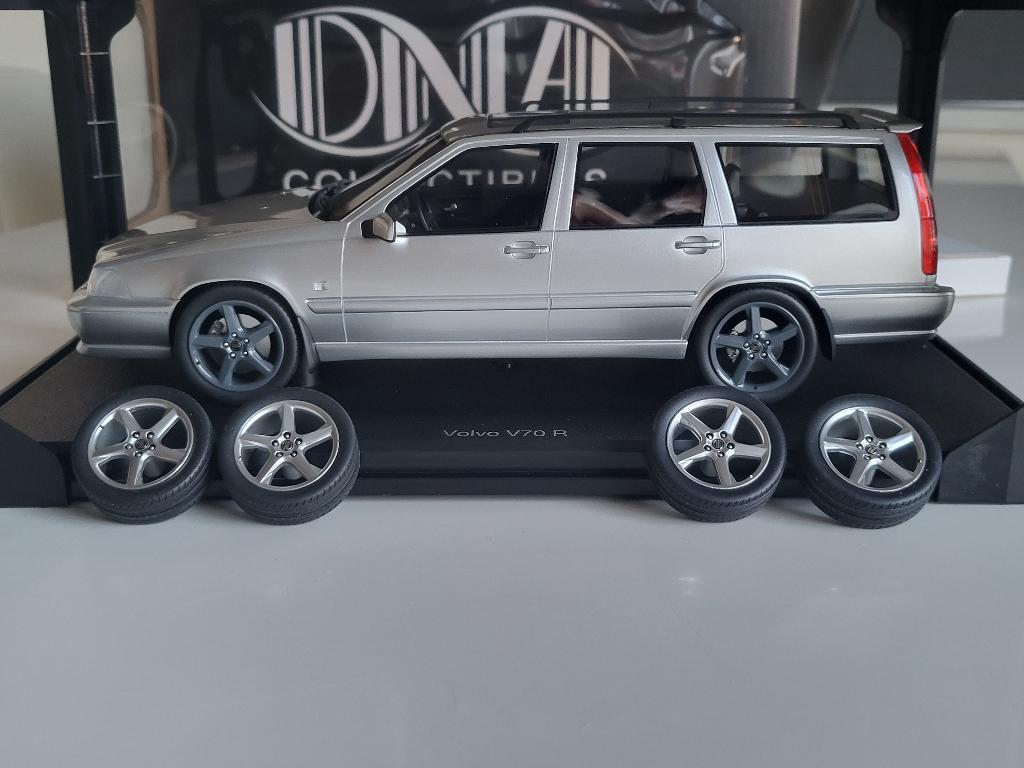 1:18 DNA Volvo V70 R (incl extra set wielen), Hobby en Vrije tijd, Modelauto's | 1:18, BBR, Auto, Autoart, Ophalen of Verzenden