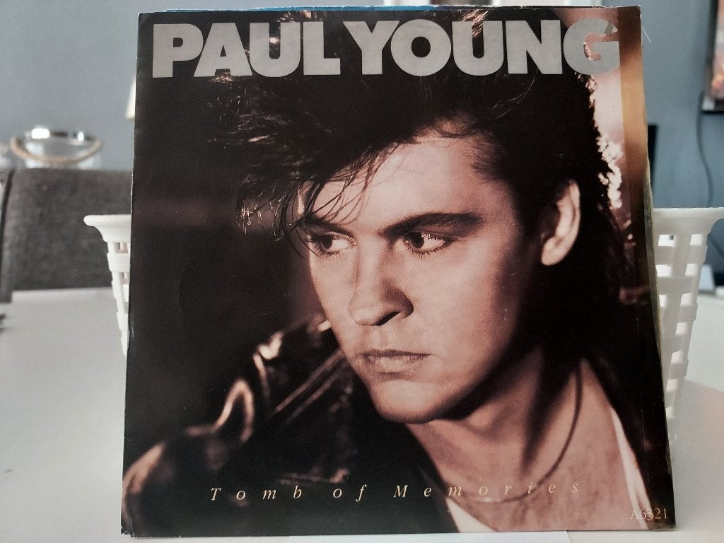 7" Single Paul Young - Tomb Of Memories / Man In The Iron Ma, Gebruikt, 7 inch, Ophalen of Verzenden, Pop