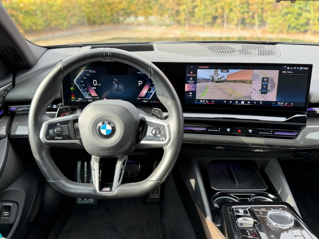 BMW 520i 2024 M Sport Pro M Performance | Individual | Pano, Automaat, Achterwielaandrijving, 2000 kg, Zwart