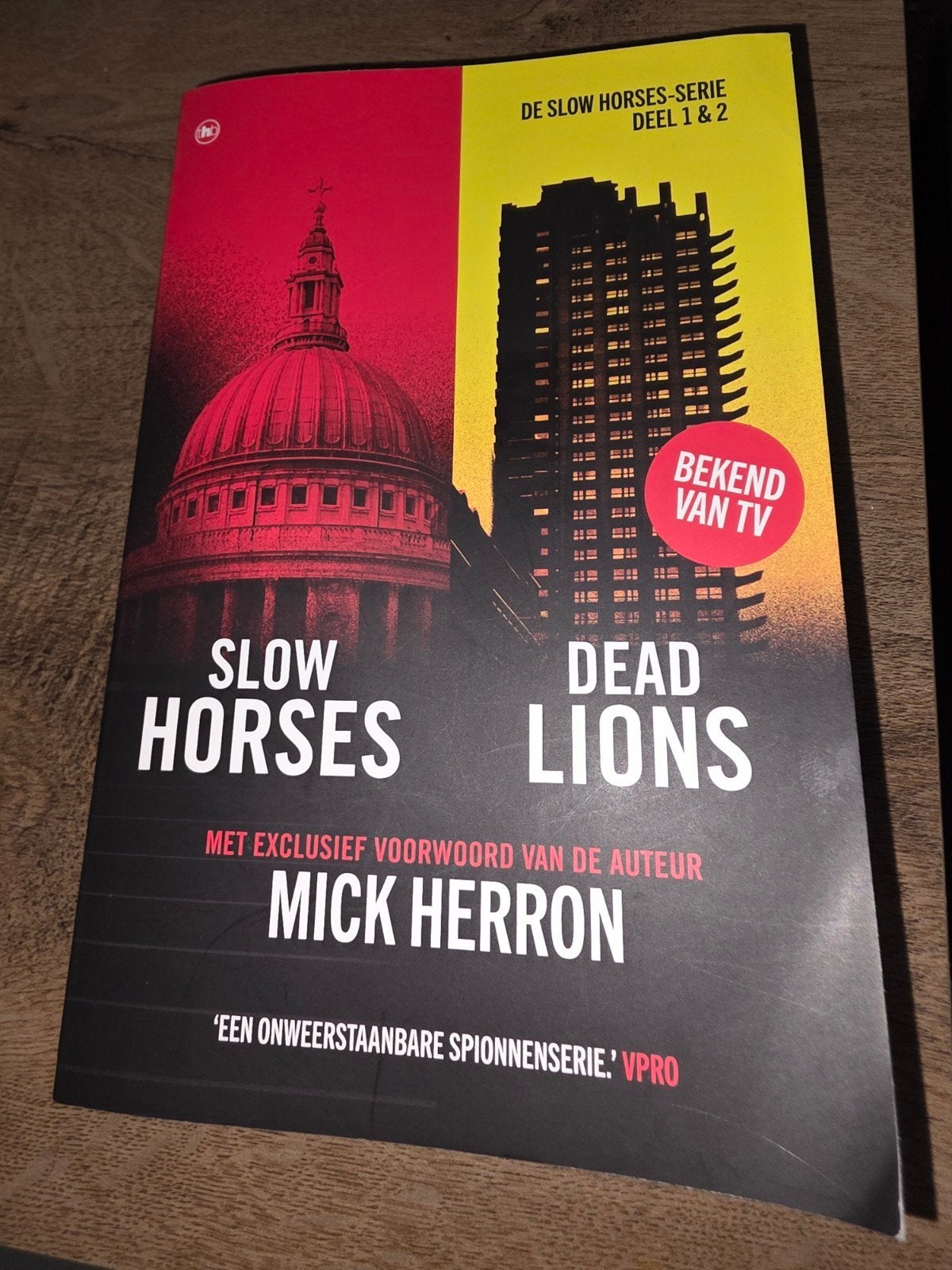 Slow Horses & Dead Lions - Mick Herron (softcover), Boeken, Ophalen of Verzenden, Zo goed als nieuw, Mick Herron, Tv-bewerking