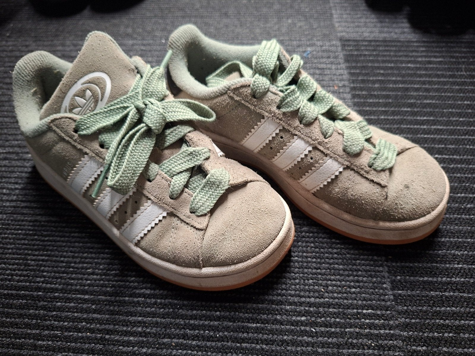 Adidas sneakers licht khaki maat 32, Kinderen en Baby's, Kinderkleding | Overige, Ophalen of Verzenden, Gebruikt, Adidas, Jongen of Meisje