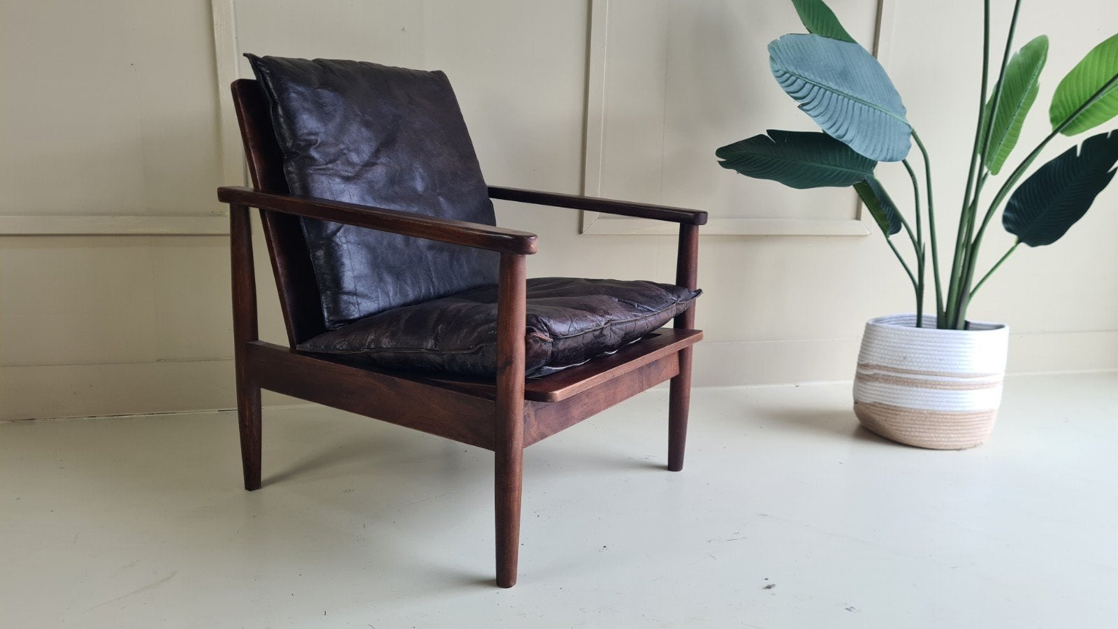 Vintage look stoel met lederen kussens in nette staat, Gebruikt, Bruin, Vintage, Hout