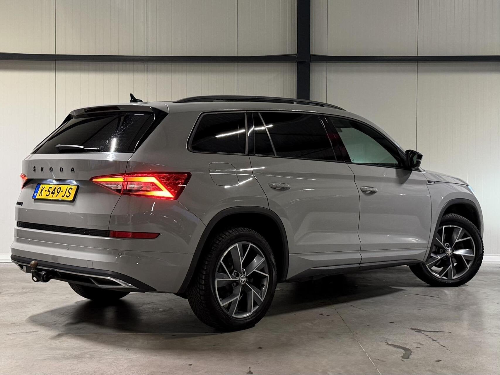 Skoda Kodiaq 1.5 TSI Sportline Pano Canton 7 Pers Trekhaak, Auto's, Skoda, Euro 6, 4 cilinders, 150 pk, 7 stoelen