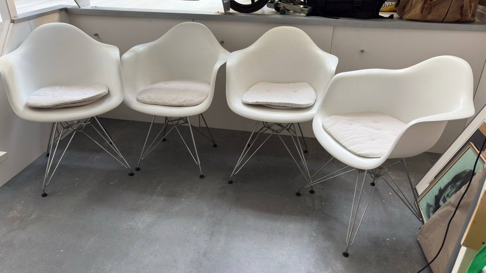4 kuipstoeltjes met ijzeren onderstel, Ophalen, Wit, Vitra Aemes, Vier