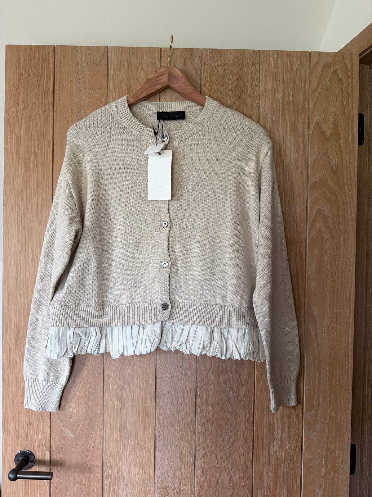 Zara gebreid vest met ruches - Nieuw met kaartjes, Kleding | Dames, Truien en Vesten, Verzenden, Nieuw, Maat 38/40 (M), Beige