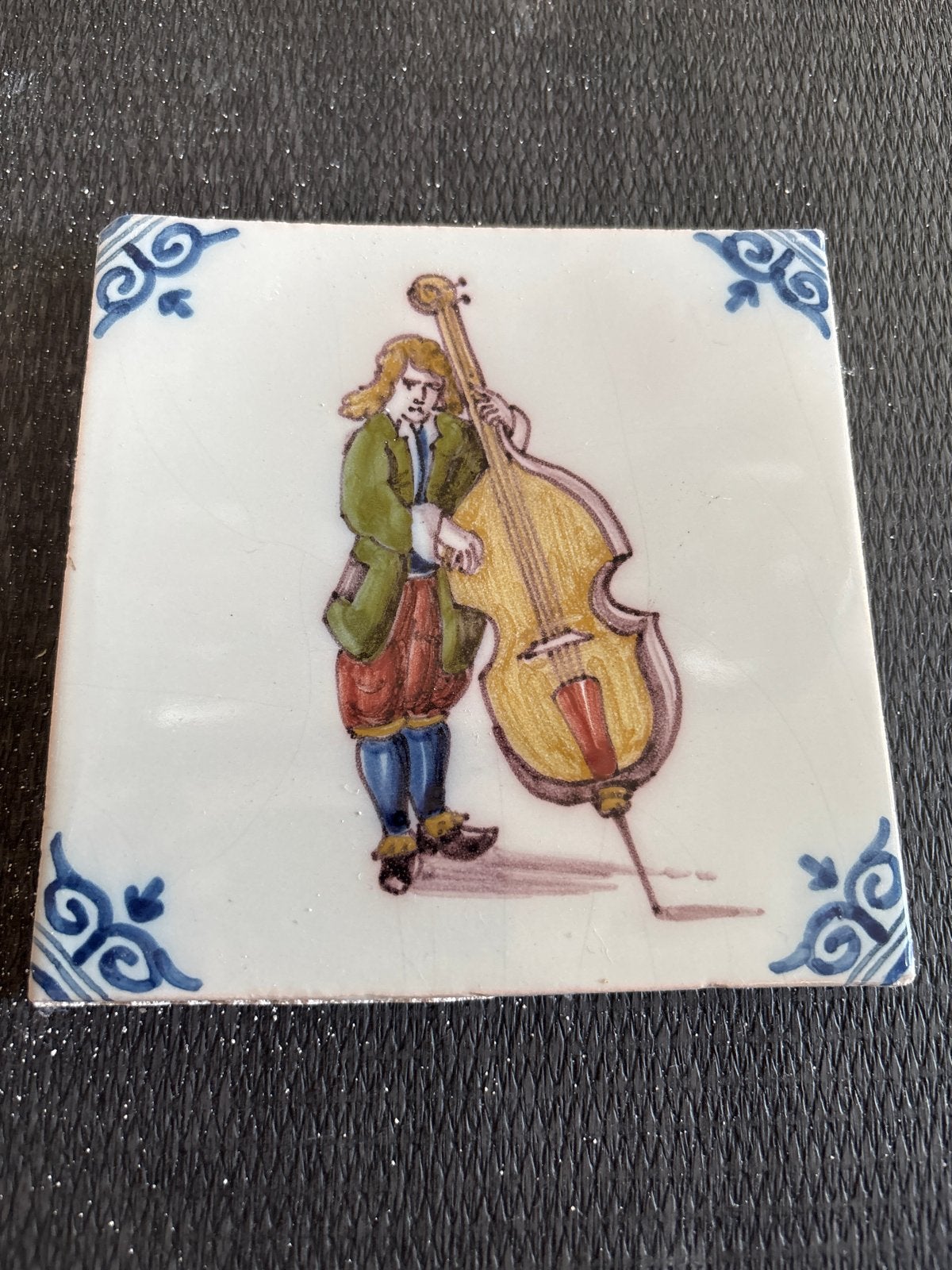 Delfts blauw tegel muzikant met contrabas, Antiek en Kunst, Ophalen of Verzenden
