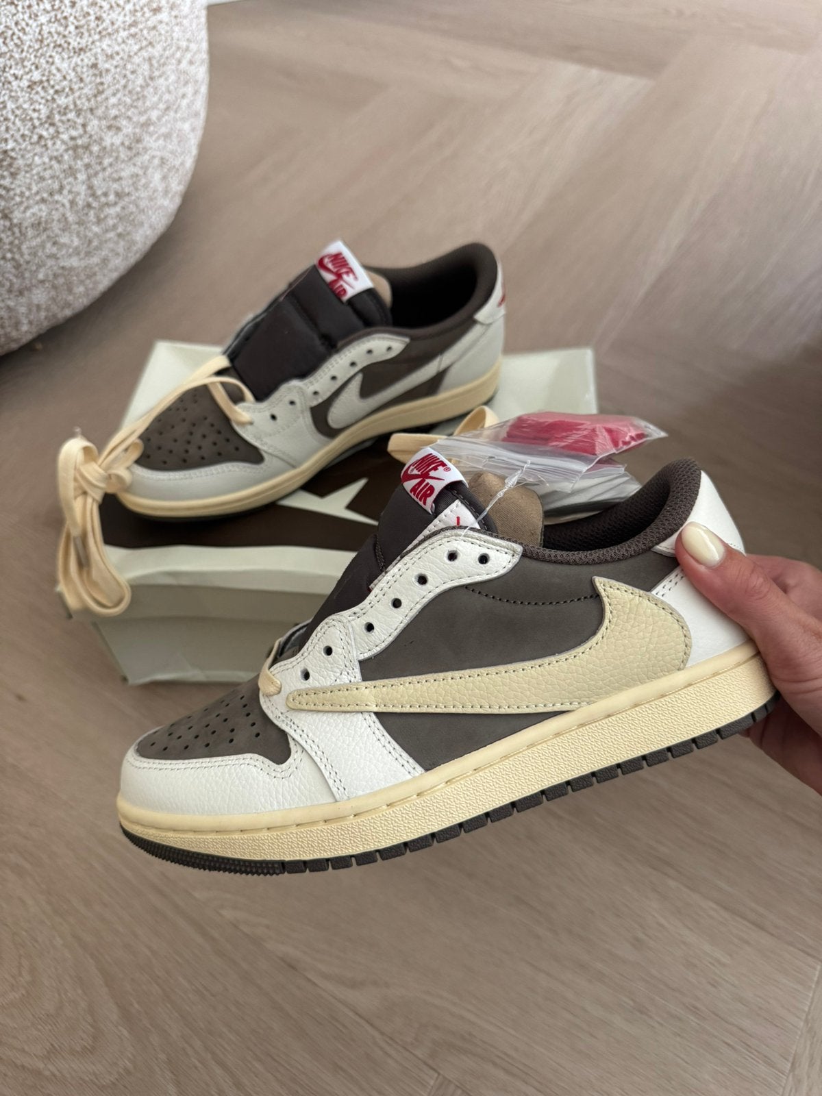 Travis Scott Reverse Mocha maat 38, Verzenden, Beige, Nieuw, Sneakers of Gympen