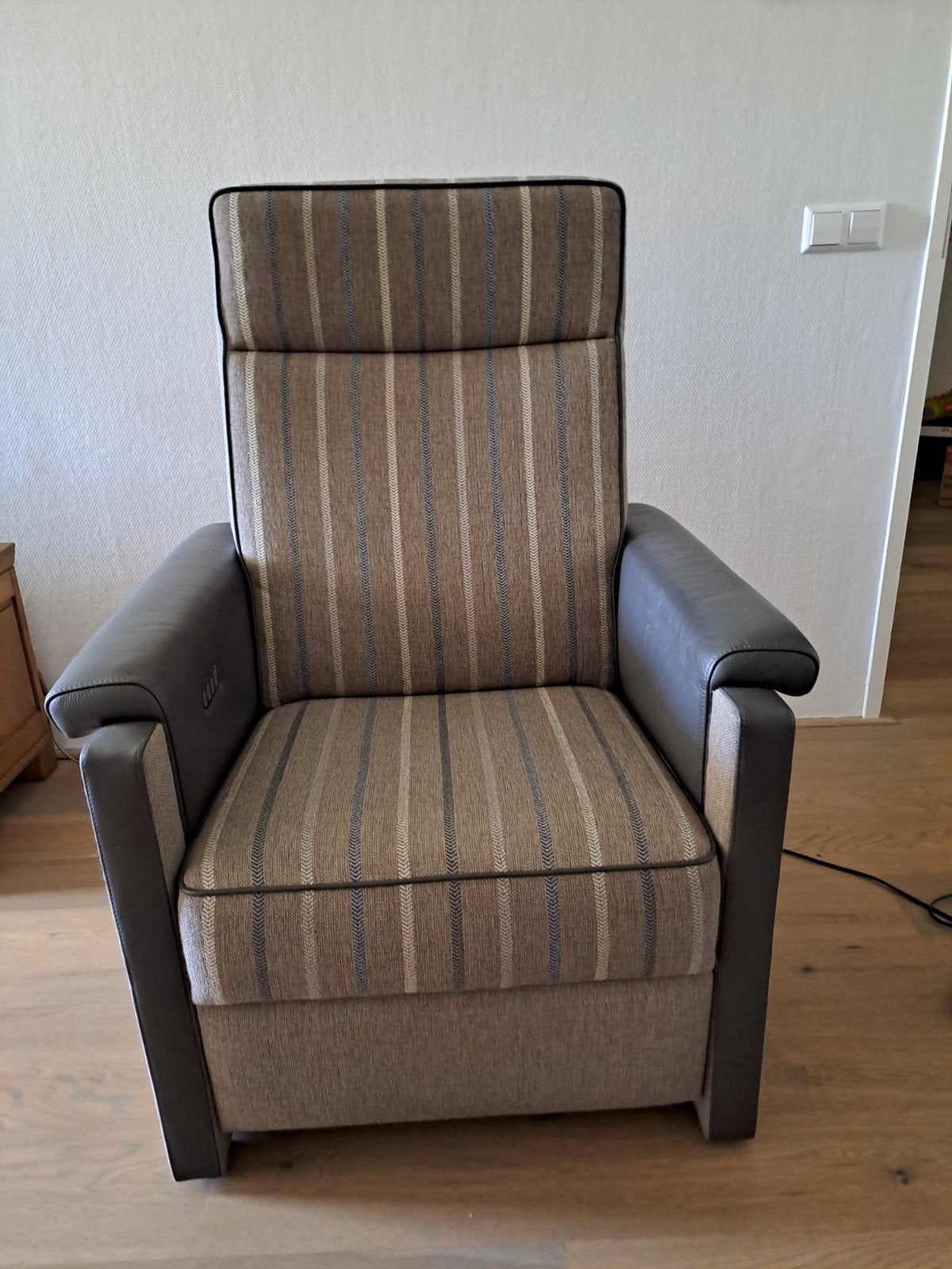 Zo goed als nieuwe elektrische relaxfauteuil, Huis en Inrichting, Fauteuils, Ophalen, 75 tot 100 cm, Zo goed als nieuw, Leer