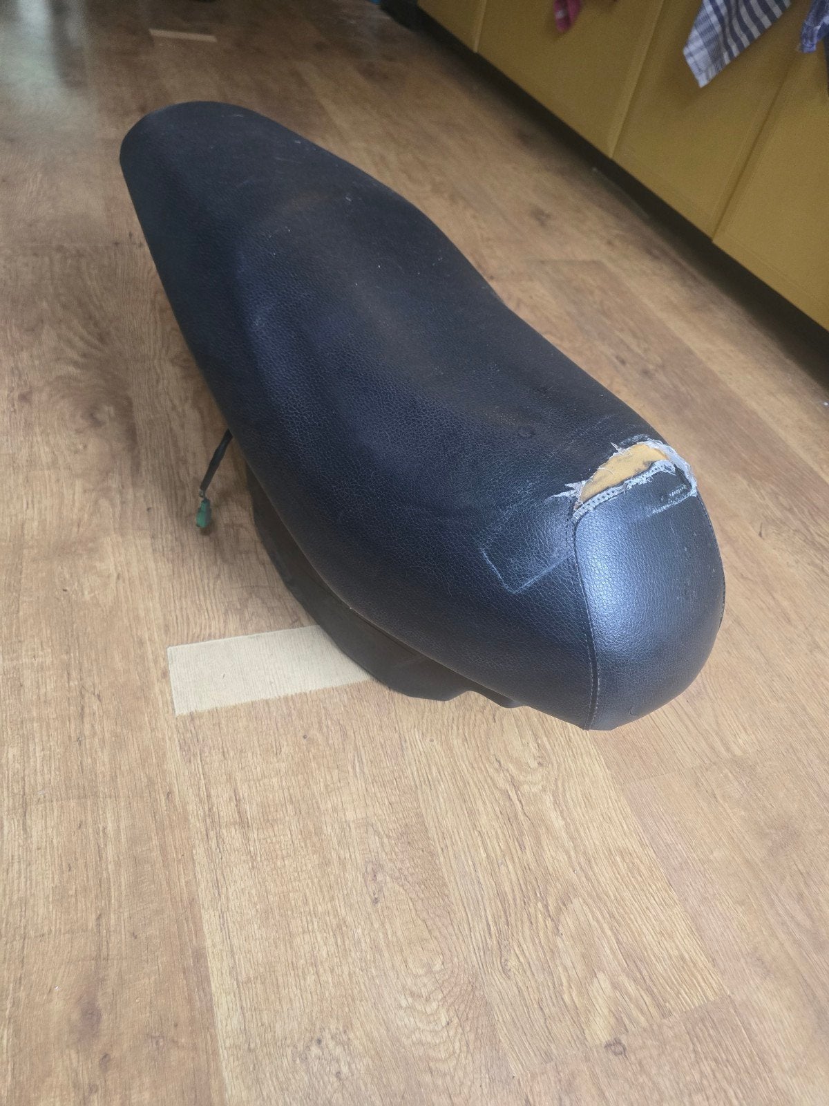 Sym Orbit 2 zadel met bak en schade op zadel, Ophalen, Gebruikt, Zadel, SYM