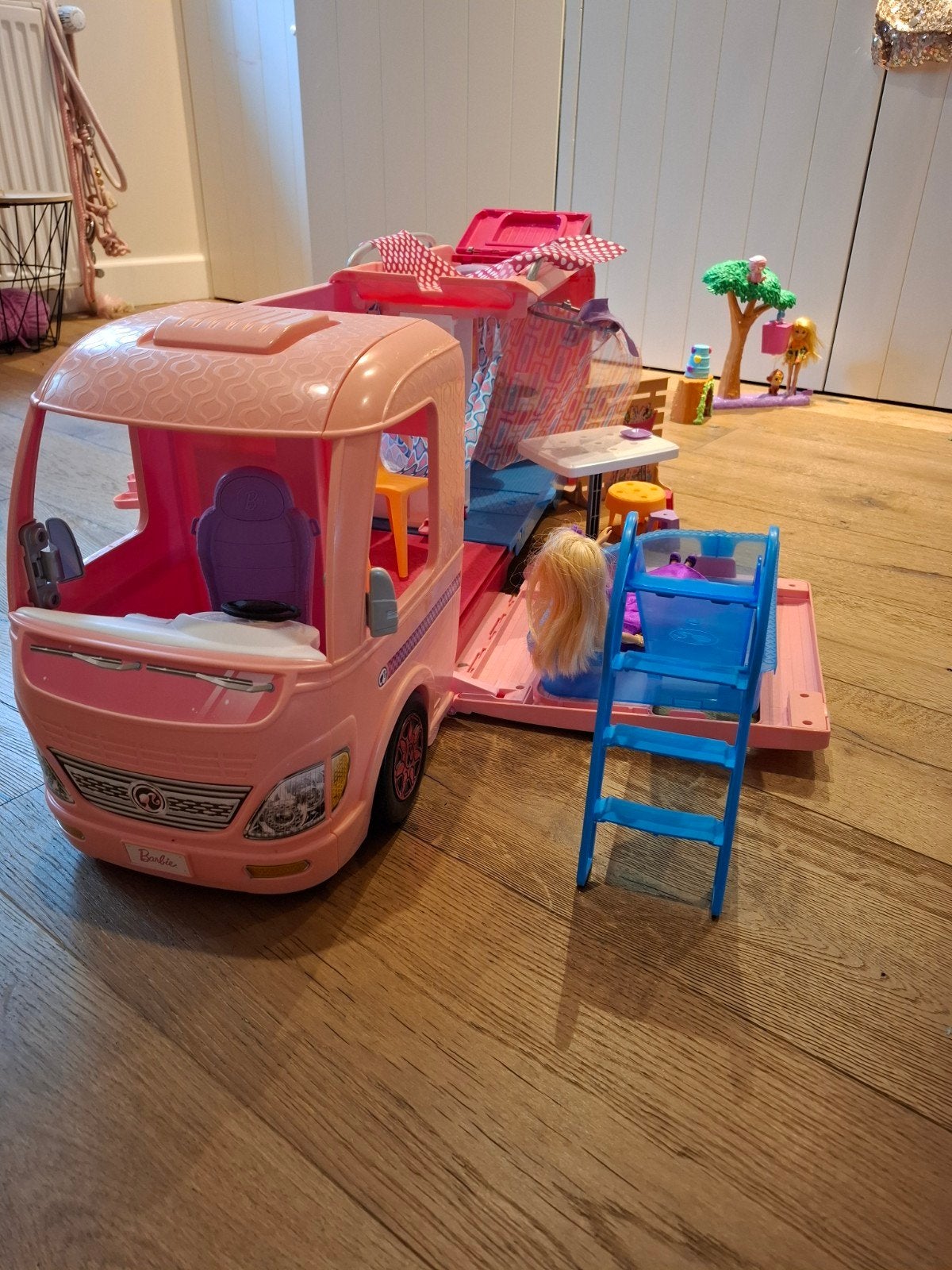 Barbie Camper met zwembad en accessoires, inclusief 1 Barbie, Kinderen en Baby's, Speelgoed | Poppen, Ophalen, Gebruikt, Barbie