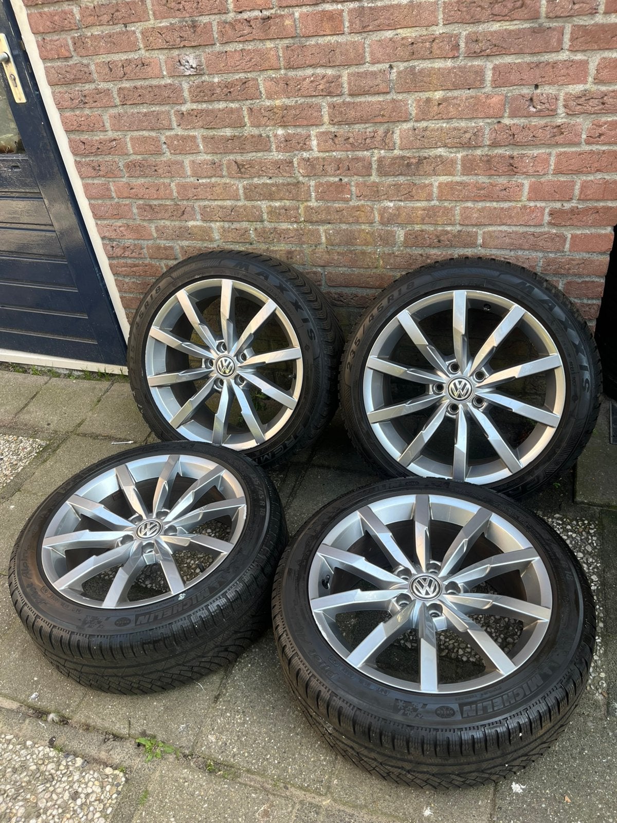 Vw Passat velgen met winterbanden 235/45/18 inch 5x112, Auto-onderdelen, Ophalen, 18 inch, Banden en Velgen, Winterbanden
