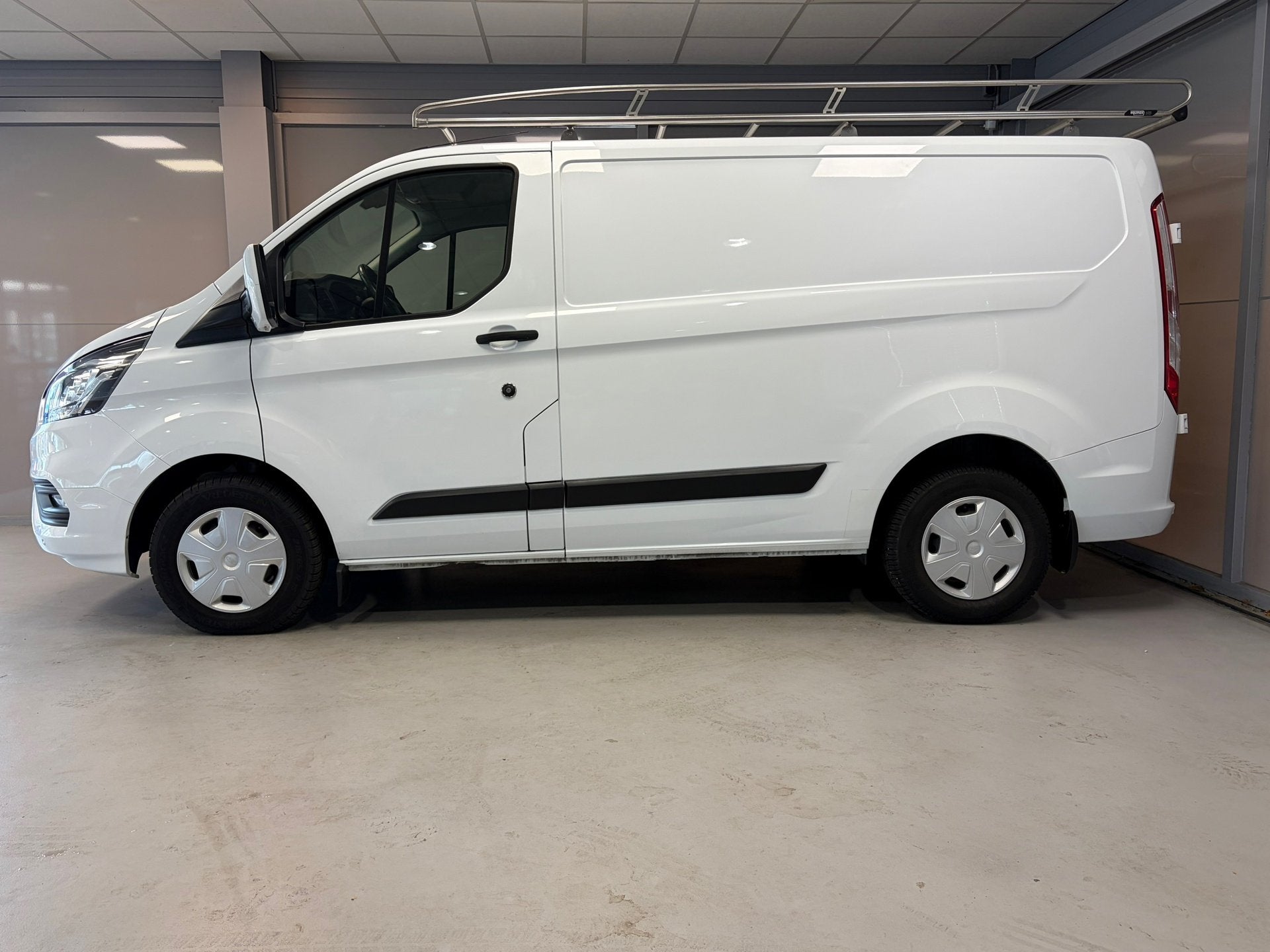 Ford Transit Custom 280 L1H1 Trend 2.0 TDCi | Trekhaak | Imp, Voorwielaandrijving, Dealer onderhouden, Stof, 4 cilinders
