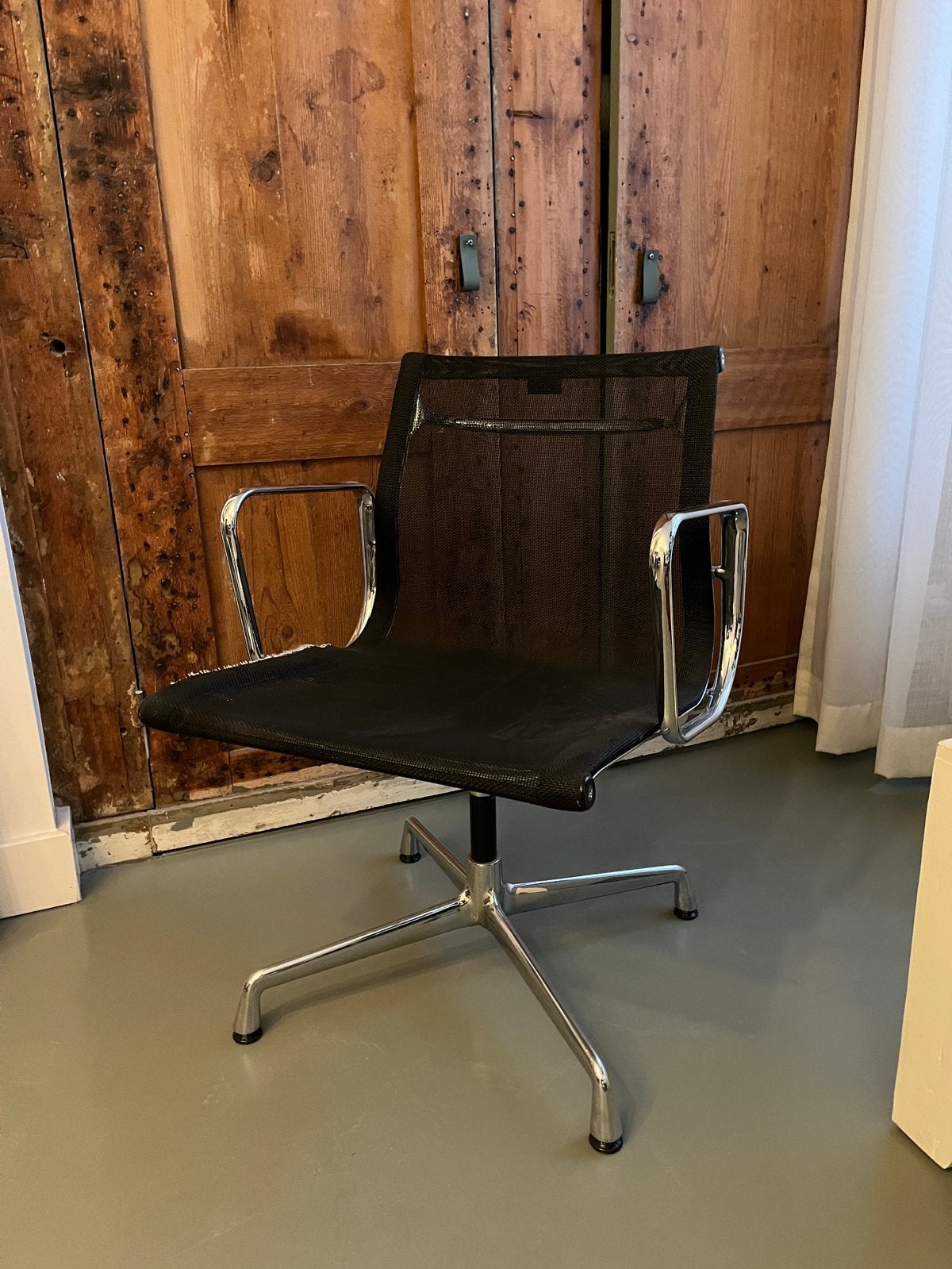 Originele Vitra Eames Aluminium Chair EA 108, Ophalen, Gebruikt, Zwart, Metaal