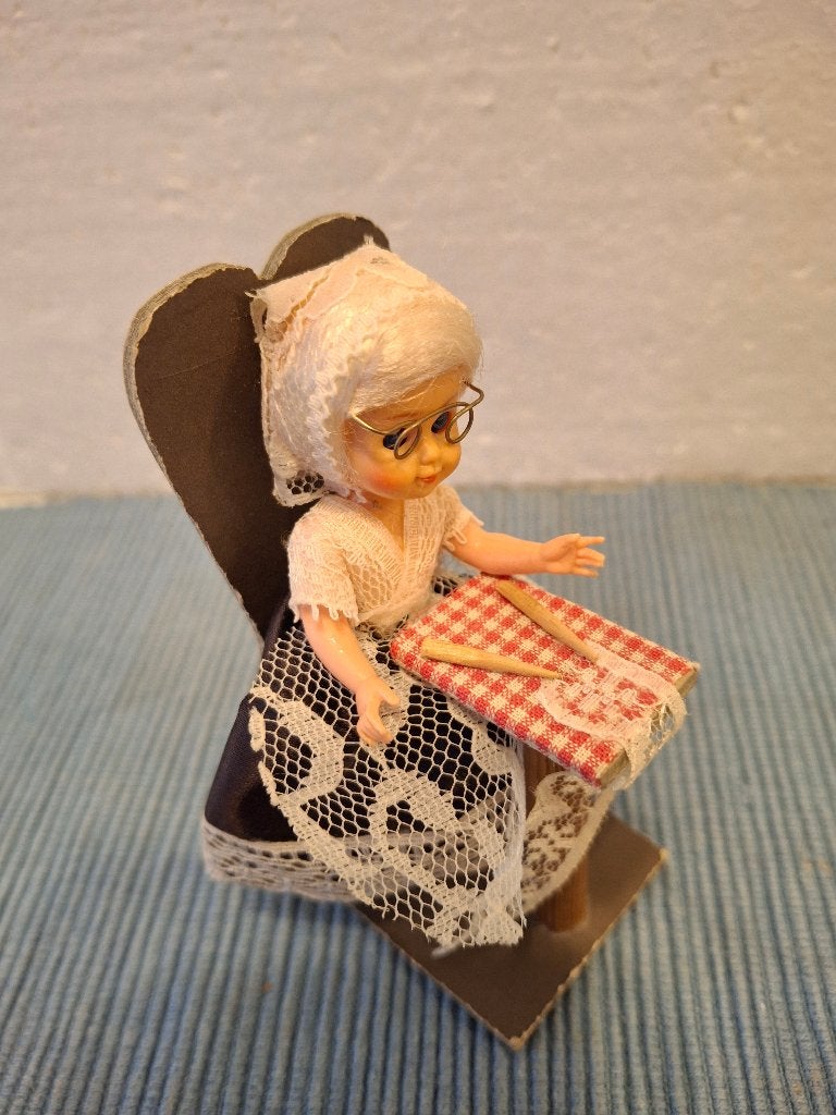 Dame aan het kantklossen - poppetje voor in het poppenhuis, Verzamelen, Popje, --, Ophalen of Verzenden, Zo goed als nieuw