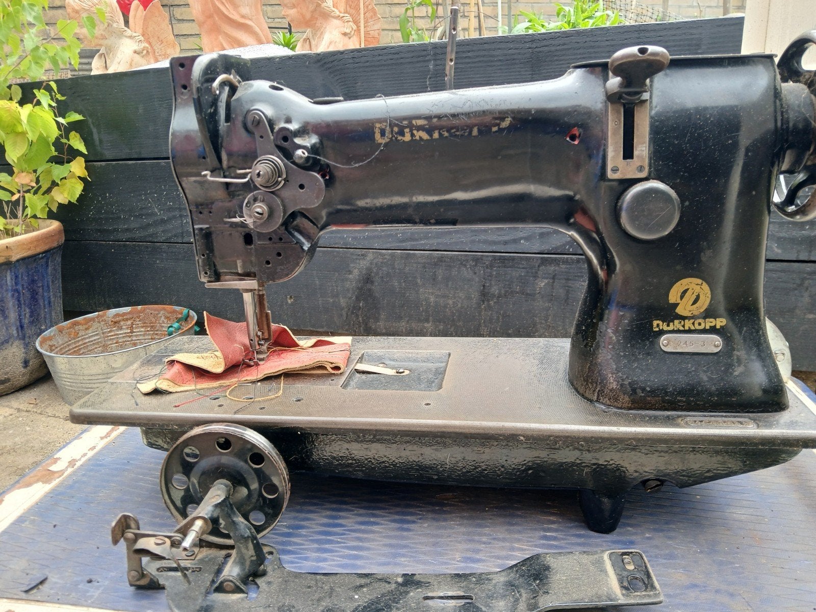 Industriële Naaimachine, Ophalen