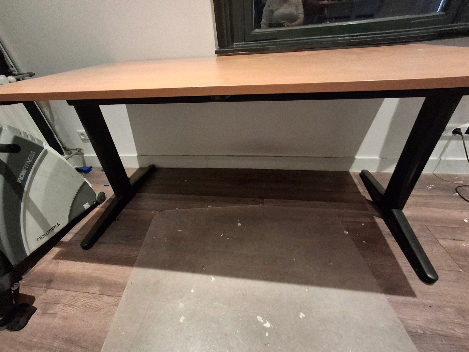 Gratis: ruim bureau met houten blad en zwart metalen onderst, Ophalen, Gebruikt, Hout, Bruin