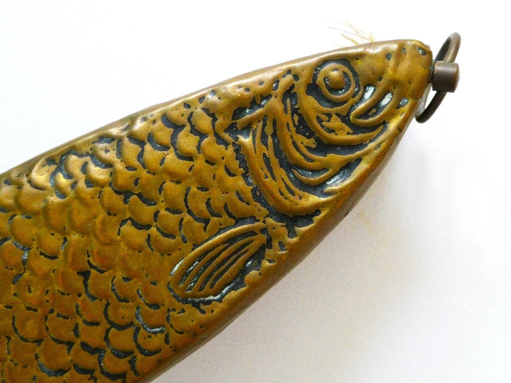 Antiek borstelrekje met in relief een visser met vis ca.1920, Ophalen of Verzenden, Koper