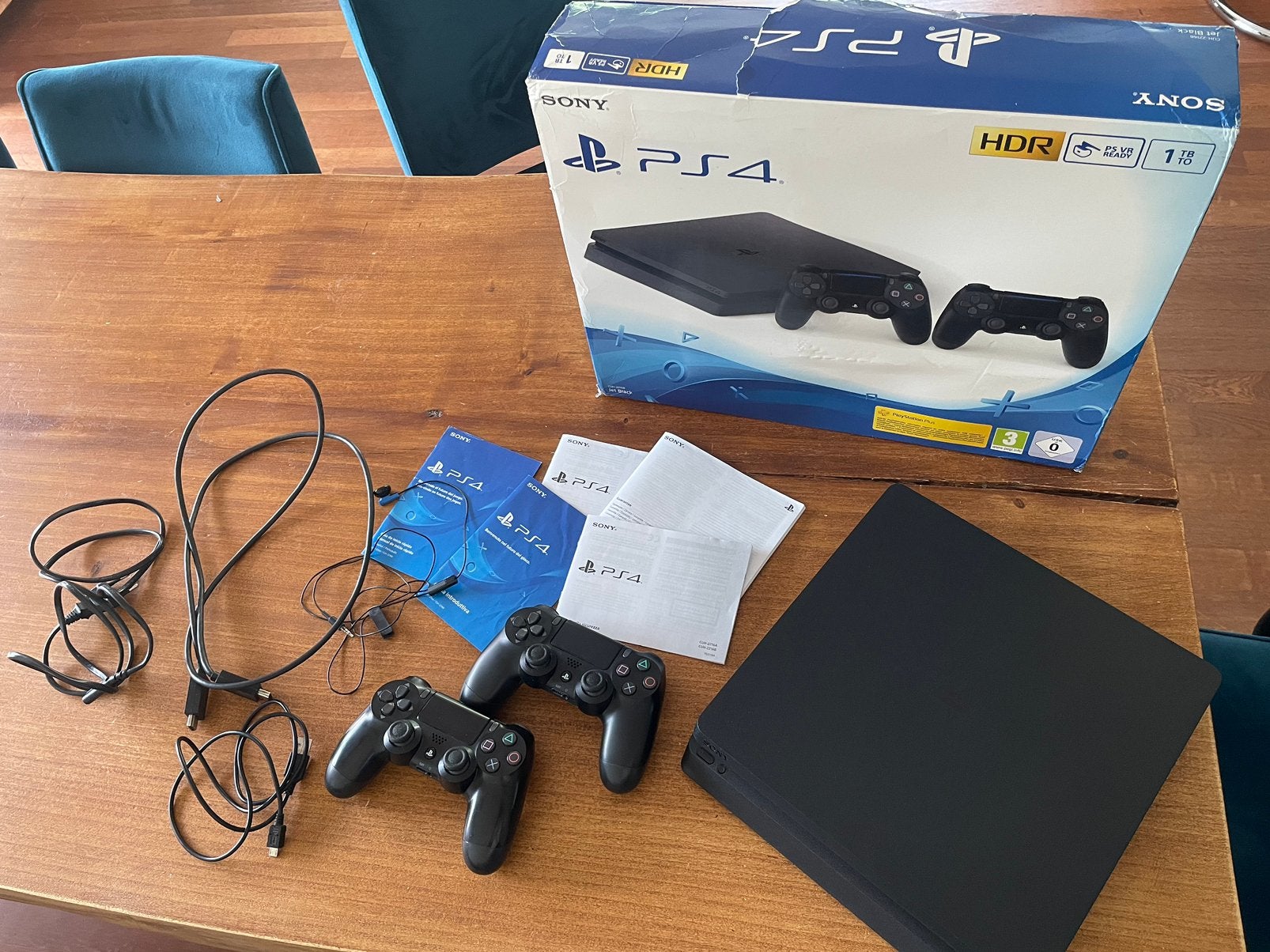 Sony PlayStation 4 Slim 1TB 2 Controllers, kabels en doos, Ophalen of Verzenden, Zo goed als nieuw, Met 2 controllers, Slim