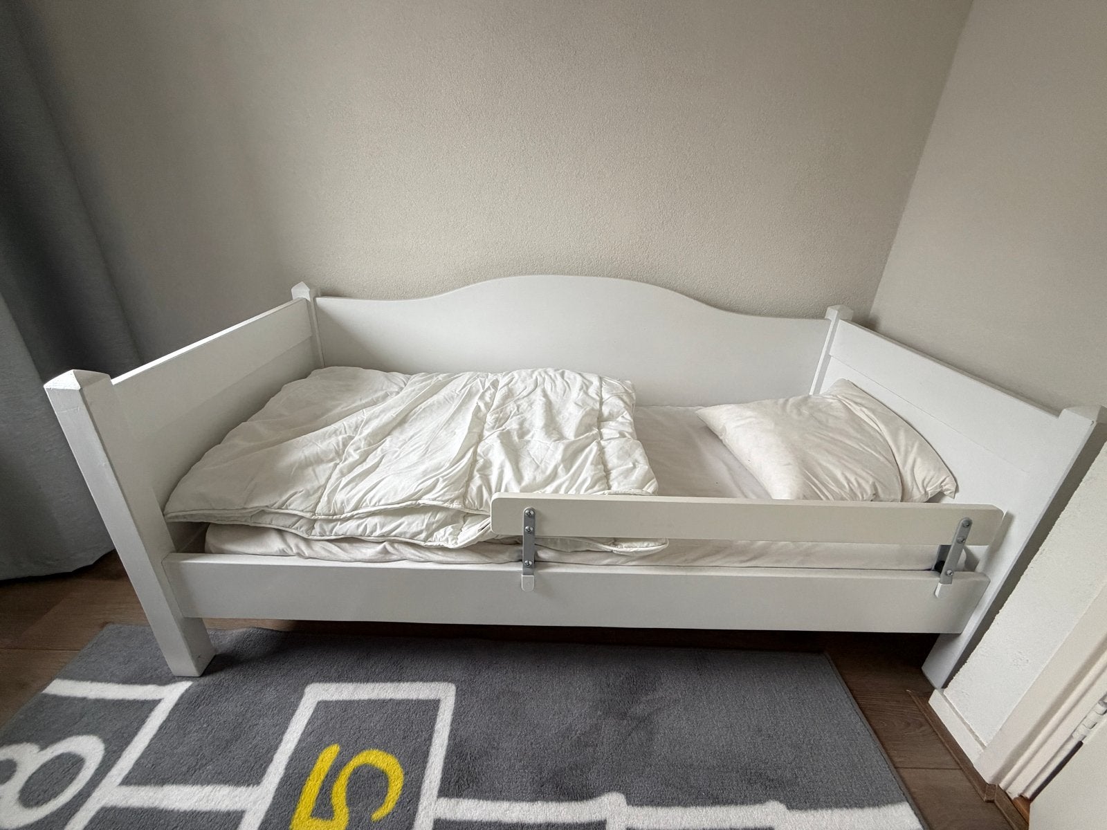 Peuterbed wit met matras en beddengoed (IKEA Nattapa), Kinderen en Baby's, Ophalen, 70 tot 85 cm, Zo goed als nieuw, Matras