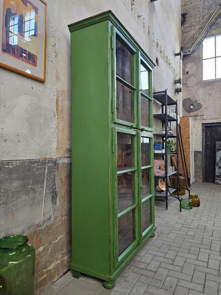 Hoge Vintage Houten Vitrinekast Groen | Grote Vitrine Kast, 200 cm of meer, Ophalen of Verzenden, Grenenhout, 25 tot 50 cm