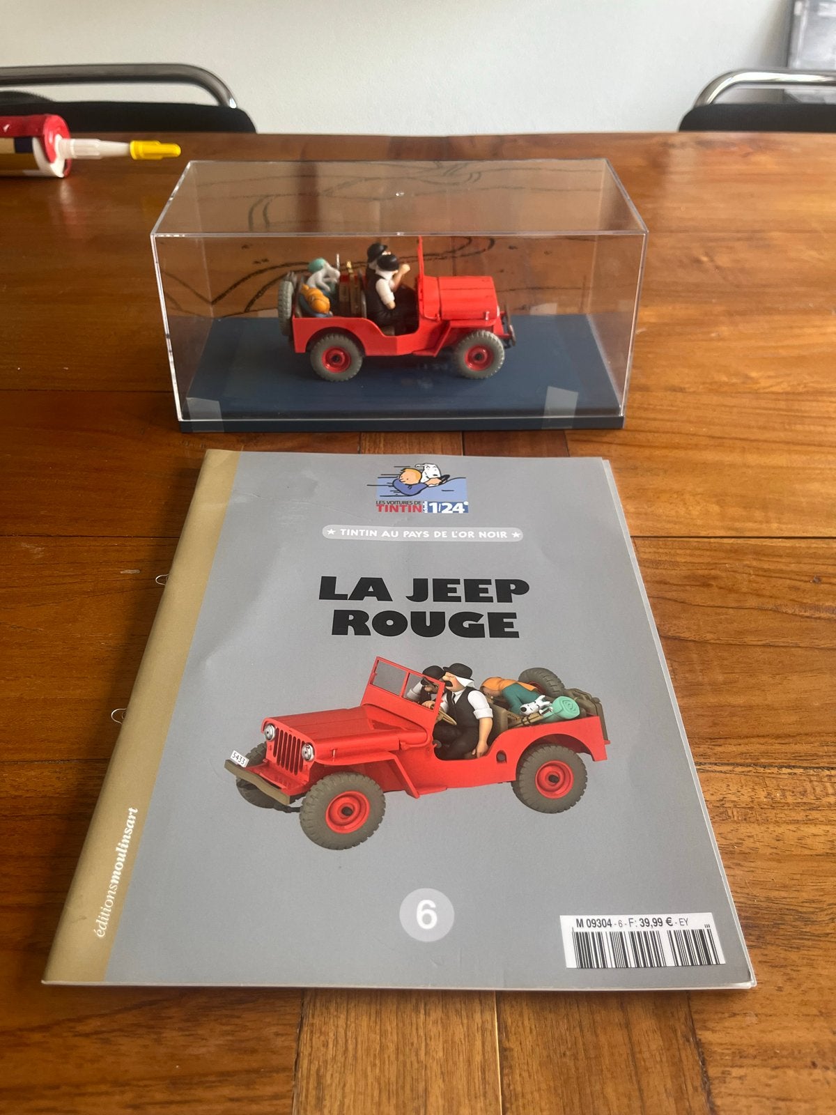 Tintin 1:24 Rode Jeep met figuren - Kuifje in Afrika, Ophalen of Verzenden, Zo goed als nieuw, Auto, Overige merken