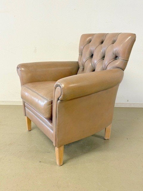 Klassieke Engelse Chesterfield fauteuil in leer met capitons, Ophalen, Gebruikt, Minder dan 75 cm, Leer